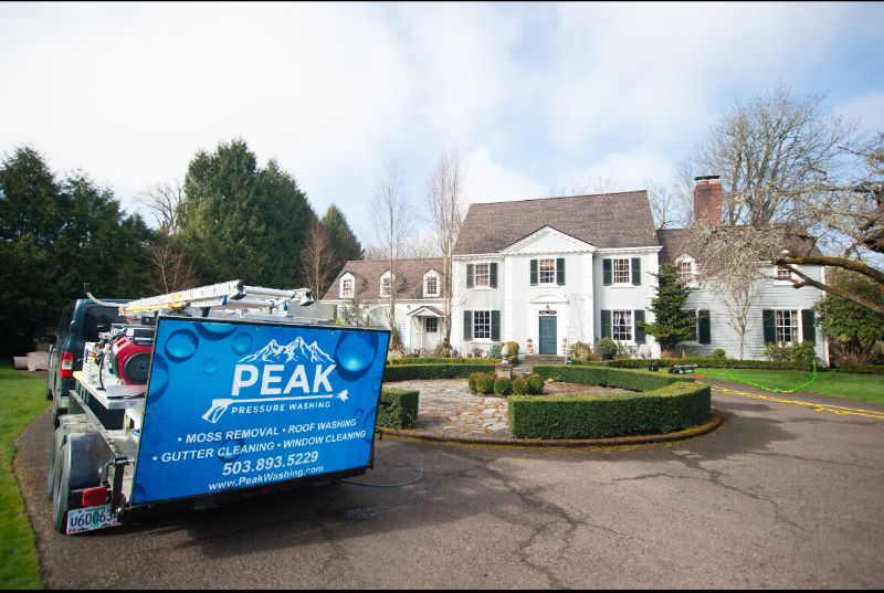 Fence Cleaning in Portland: Pressure Washing vs Hand Cleaning